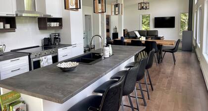 Beautiful brand new chalet with incredible views of lake and mountains