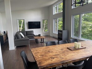 Smart-tv, eldstad och tv-spel