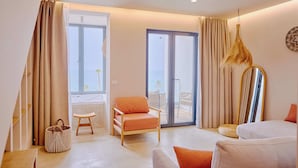Superior Studio Suite, 1 Queen Bed, Bathtub, Sea Facing | In-room safe, laptop workspace, iron/ironing board (on request) - AZAR LUXURY SUITES (Vlorë)