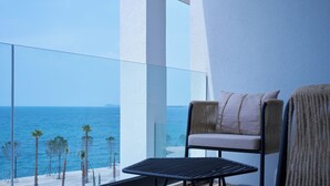 Superior Studio Suite, 1 Queen Bed, Bathtub, Sea Facing | Balcony - AZAR LUXURY SUITES (Vlorë)