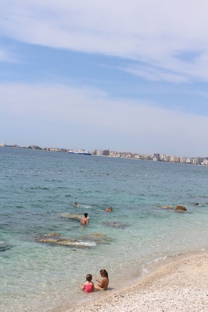 Privatstrand, weißer Sandstrand, Sonnenschirme