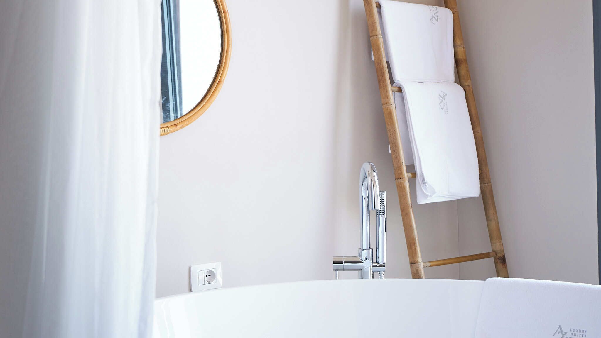 Private spa tub