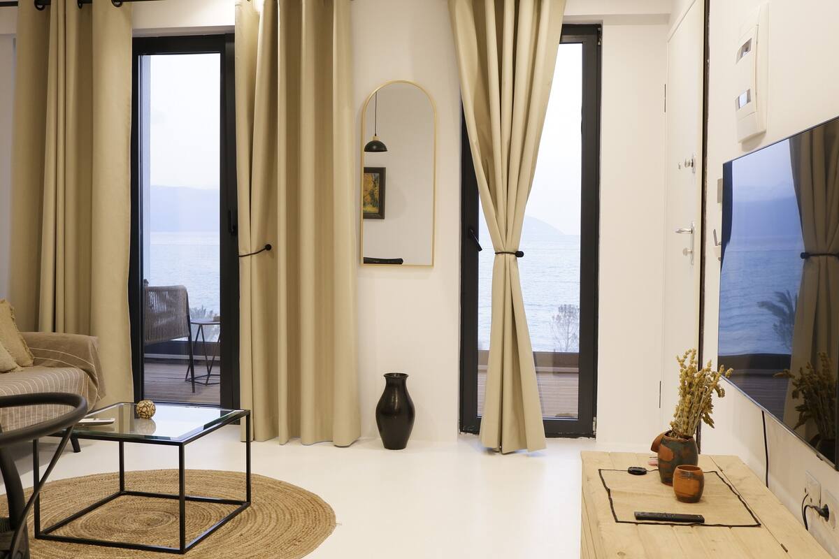 Appartement luxueux, balcon | Aire de séjour | Téléviseur ACL de 40 po avec télévision numérique, Netflix