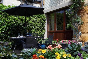 Outdoor dining - Experience comfort, style, and convenience at our 1-bedroom holiday apartment in Scarborough (Scarborough)