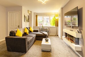 Smart TV, fireplace, offices - Experience comfort, style, and convenience at our 1-bedroom holiday apartment in Scarborough (Scarborough)