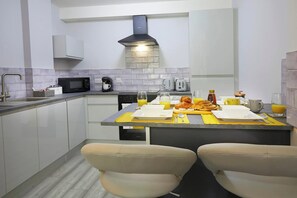 Kühlschrank, Mikrowelle, Ofen, Herdplatte