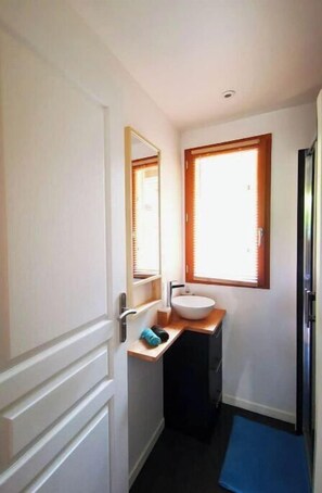 Een douche, een haardroger, handdoeken, zeep