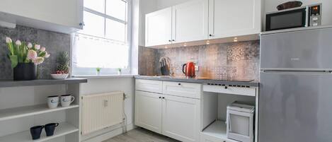 Køleskab, mikrobølgeovn, kaffe-/temaskine, brødrister