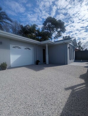 Exterior - Spacious Immaculate 2-bed Entire Family House Chermside With Functional Kitchen (Chermside West)