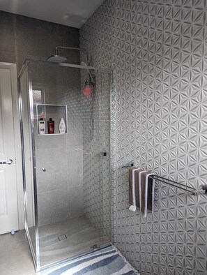 Secadora de cabello, toallas, jabón, papel de baño