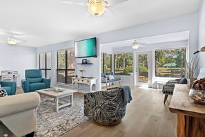 Smart TV - 3BR Golf Villa w/ 6-Seat GOLF CART! Near Beach, Pool, Baytowne, Patio, Grill. (Miramar Beach)