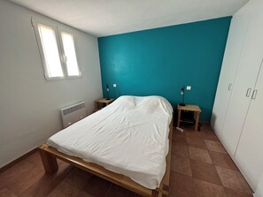 3 bedrooms, iron/ironing board, travel crib, bed sheets