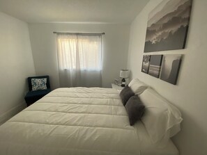 2 bedrooms, desk, iron/ironing board, free WiFi - Cozy Home  w Lake view and Kayak (Holiday)