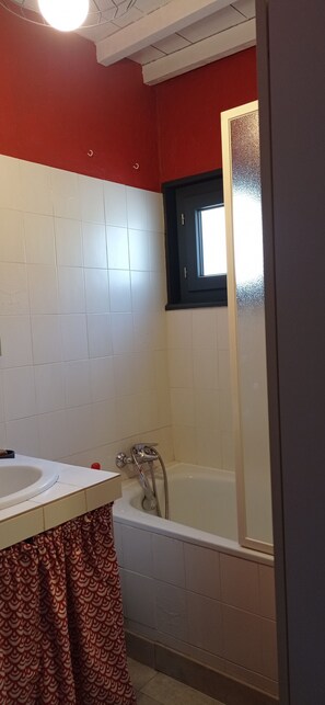 Sèche-cheveux, serviettes fournies, savon, papier toilette