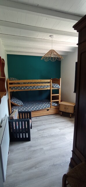 2 habitaciones, tabla de planchar con plancha y cuna de viaje 