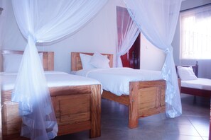 Muebles diferentes, escritorio, wifi gratis y ropa de cama