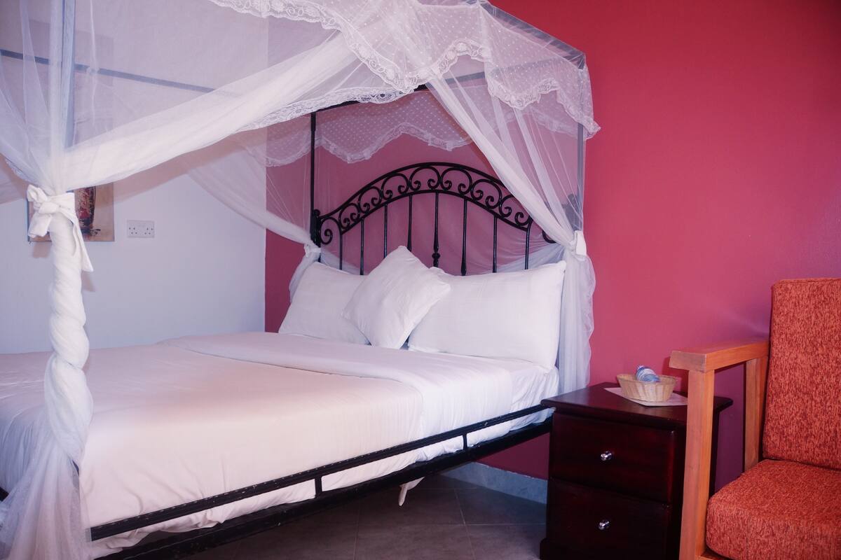 1 habitación, muebles diferentes, escritorio y wifi gratis