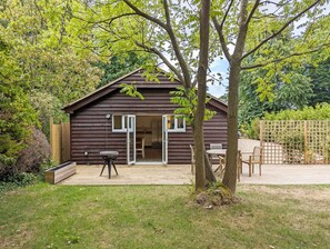Outdoor dining - Millside, Bosham -  a bungalow that sleeps 4 guests  in 1 bedroom (Bosham)