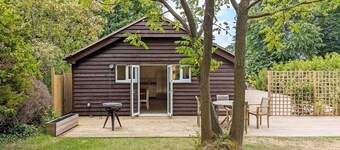Millside, Bosham -  a bungalow that sleeps 4 guests  in 1 bedroom
