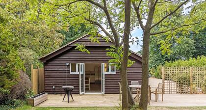 Millside, Bosham - a bungalow that sleeps 4 guests in 1 bedroom