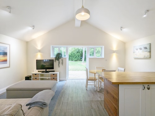 Millside, Bosham -  a bungalow that sleeps 4 guests  in 1 bedroom