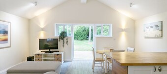 Millside, Bosham -  a bungalow that sleeps 4 guests  in 1 bedroom