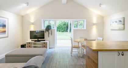 Millside, Bosham - a bungalow that sleeps 4 guests in 1 bedroom