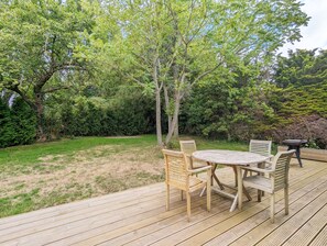 Outdoor dining - Millside, Bosham -  a bungalow that sleeps 4 guests  in 1 bedroom (Bosham)