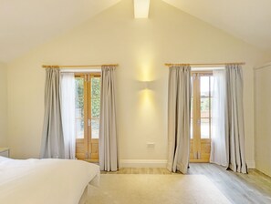 1 habitación, tabla de planchar con plancha, wifi gratis y ropa de cama