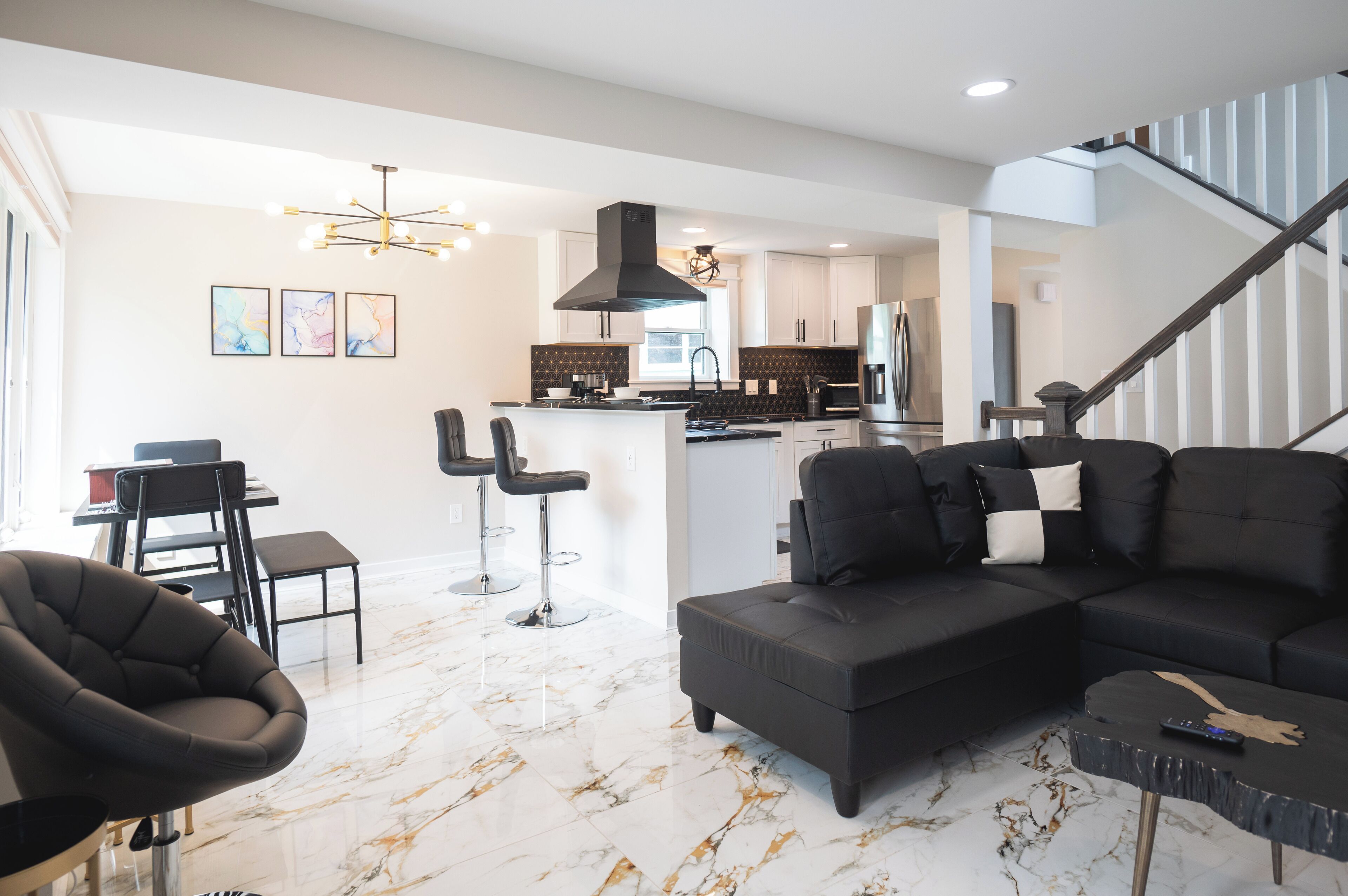 4 BDR Home Fully Updated, Minutes from Lake Shore
