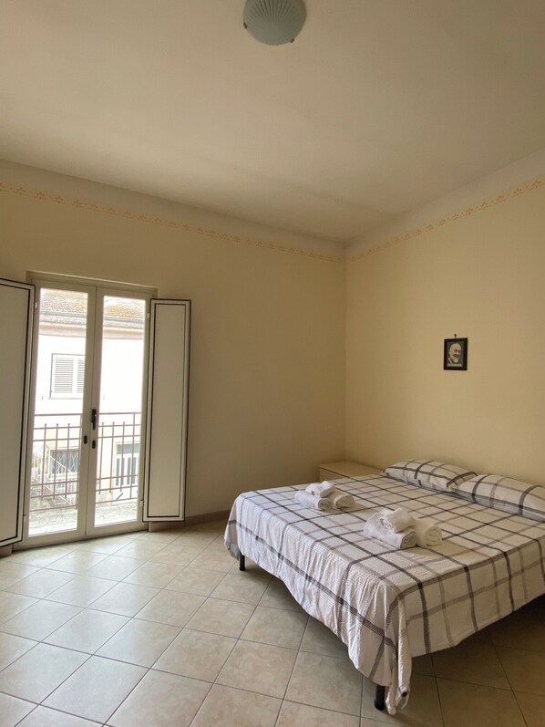 1 bedroom, bed sheets