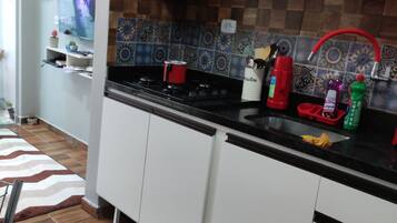 Geladeira, cooktop, chaleira elétrica, liquidificador