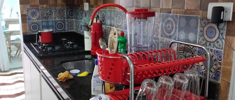 Kylskåp, spishäll, vattenkokare och mixer