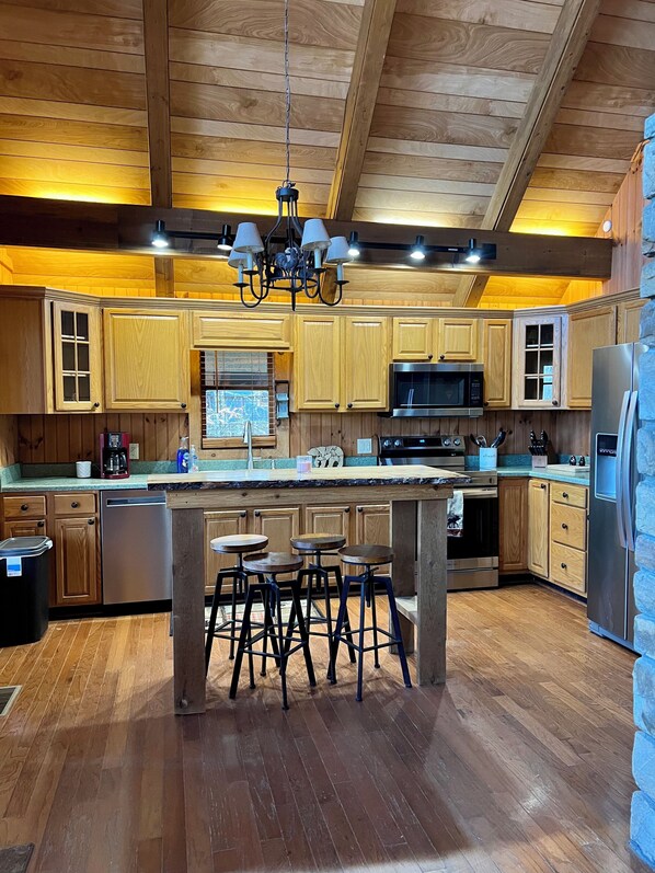Fridge, microwave, oven, stovetop - Abundant Acres Retreat 5 minutes from first chair on Beech Mountain, sleeps 9 (Beech Mountain)