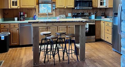 Abundant Acres Retreat 5 minutes from first chair on Beech Mountain, sleeps 9