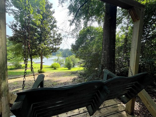 Magnolia Lake House-family friendly, close to UofA, and gorgeous lake views!