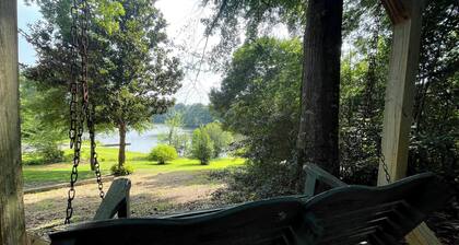Magnolia Lake House-family friendly, close to UofA, and gorgeous lake views!