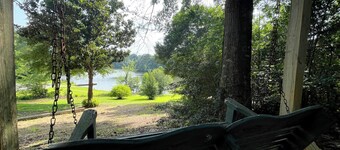 Magnolia Lake House-family friendly, close to UofA, and gorgeous lake views!