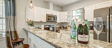 Een koelkast, een magnetron, een oven, een kookplaat