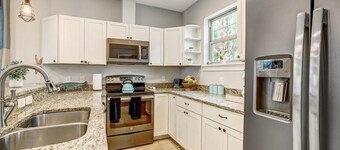 CORAL CASA | 8-min to St George St | 4mi to BCH