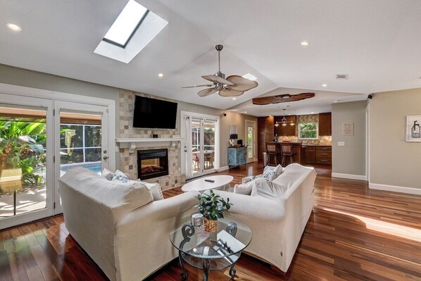 Smart TV, fireplace