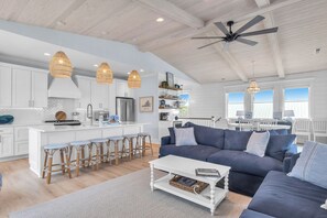 Televisión, chimenea y libros