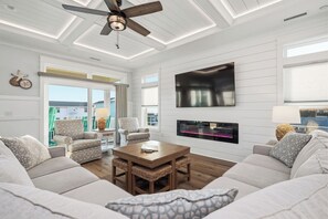 TV, fireplace