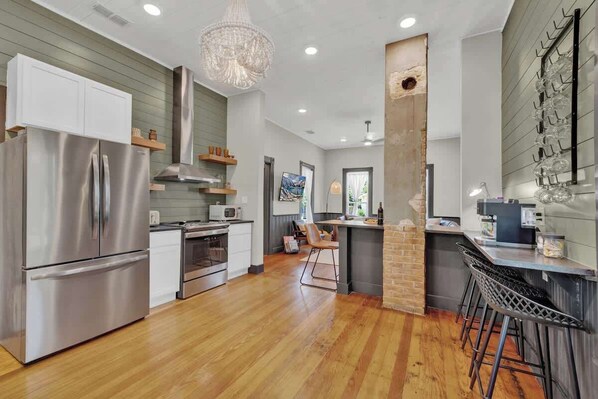 Refrigerador, microondas, horno y parrilla de estufa 