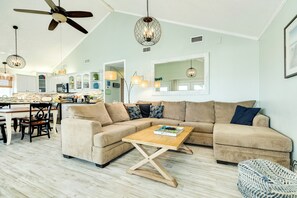 TV - 2nd Row Gulf Views, Elevated Sunning Deck, Updated Interior, Easy Beach Access (Galveston)