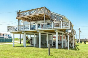 Exterior - 2nd Row Gulf Views, Elevated Sunning Deck, Updated Interior, Easy Beach Access (Galveston)