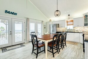 Dining - 2nd Row Gulf Views, Elevated Sunning Deck, Updated Interior, Easy Beach Access (Galveston)