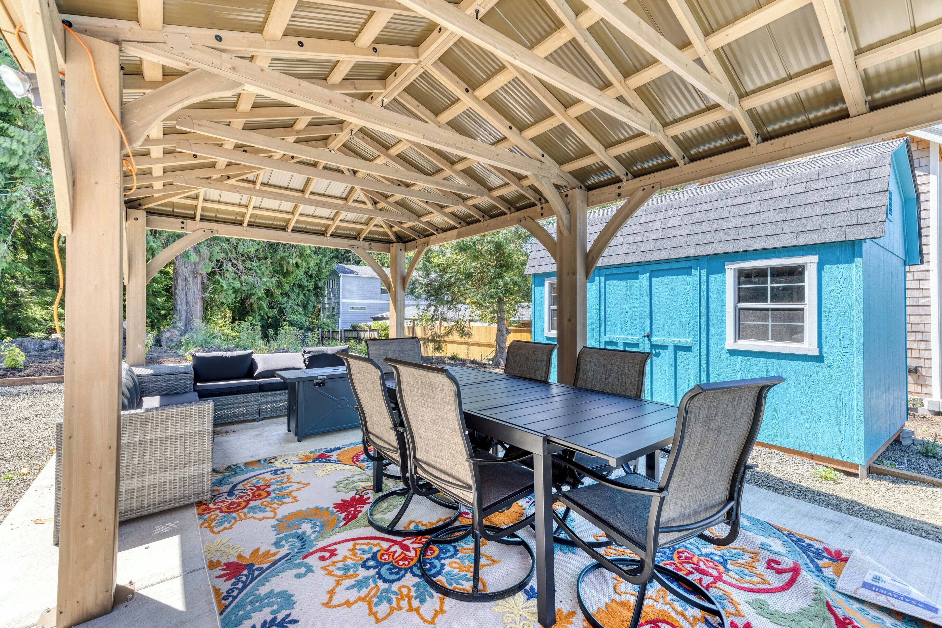 Outdoor cooking and dinning area with easy beach access close by.
