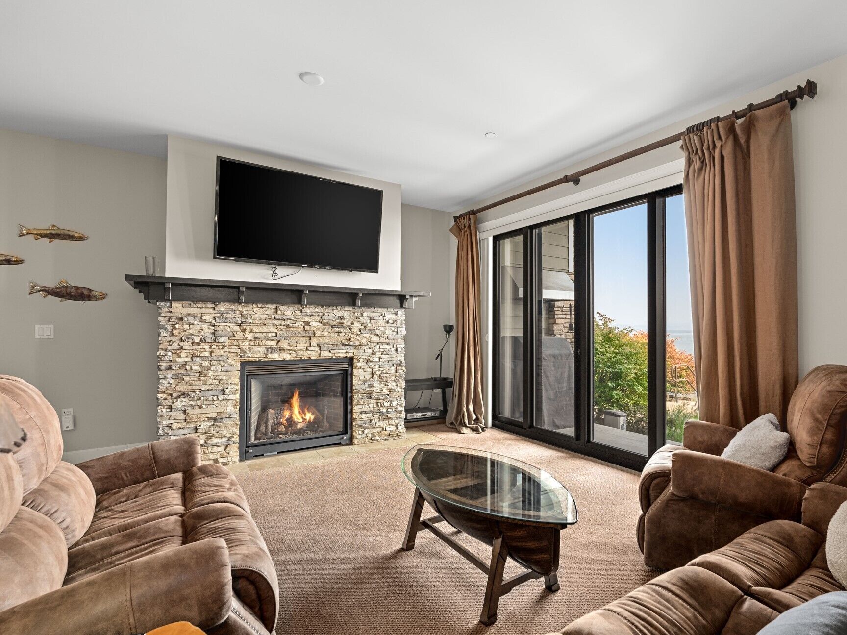 Fernseher, Kamin, Tischtennisplatte