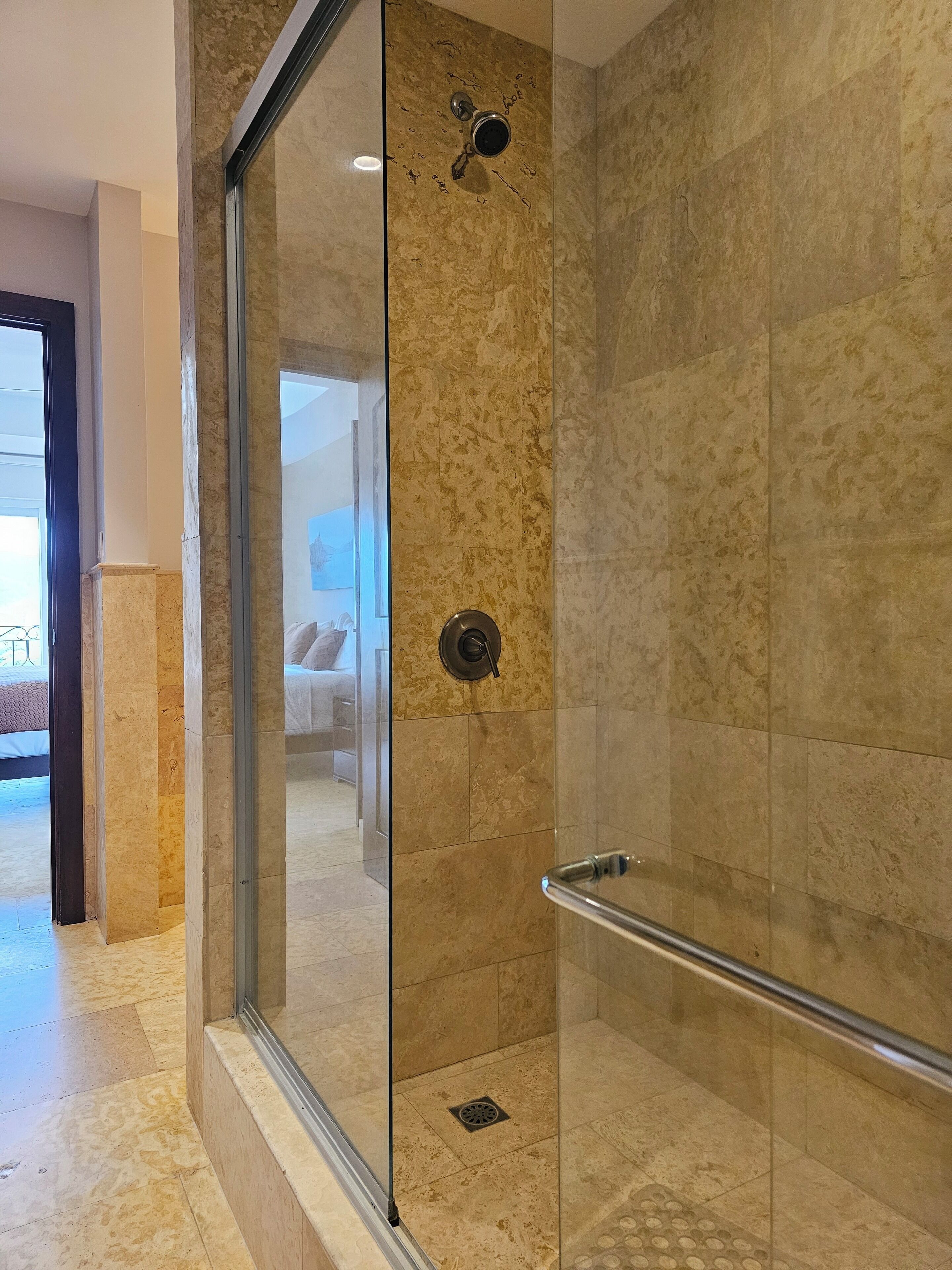 Kondo Deluks | Kamar mandi | Pengering rambut, sabun, sampo, dan tisu toilet